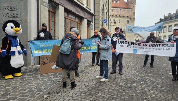 Leysin: des manifestants réunis devant le Grand Conseil vaudois pour sensibiliser les parlementaires au projet d'enneigement artificiel